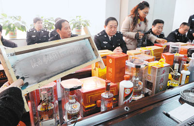 警方繳獲的大量假酒、制假機具和制假原料整整裝了11卡車。 記者翟小雪 攝