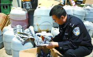 警方在作坊內(nèi)起獲的假洋酒和制酒原料。 通訊員攝