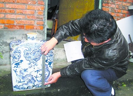 眉山市民自稱老屋發現酒壺 疑為元青花四耳壺