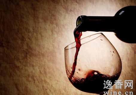 當個好藏家也需要運氣和勇氣，因為判斷葡萄酒的生命有時如同估算人的壽命一樣，雖然好的外在條件已經具備，但是不敢擔保不會出意外。如即使是同一批裝瓶的酒在同一個酒窖存放，都有可能壽命長短不一，或者說發生變質。又比如說收藏的一批灑，很多酒評家和酒業同行都說有潛力，然而不到5年酒就走下坡路了，所以投資者還得有耐受風險的能力。