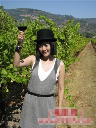 
菊地凜子手拿酒杯徜徉在葡萄田中