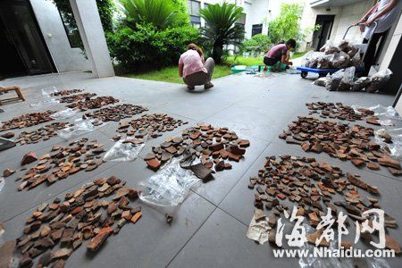 本次發(fā)掘出土了數(shù)以萬(wàn)計(jì)的陶片，而且紋理各異