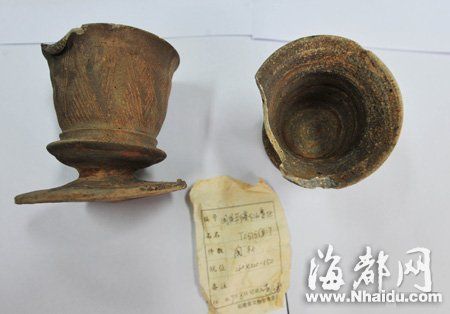 這兩個(gè)陶杯，很像現(xiàn)在的高腳酒杯