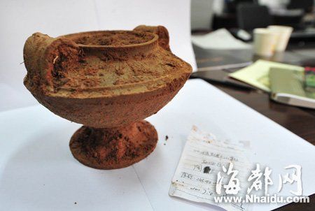 直徑達(dá)15厘米的陶豆，造型仿青銅器，關(guān)鍵是能保存得這么完整很難得
