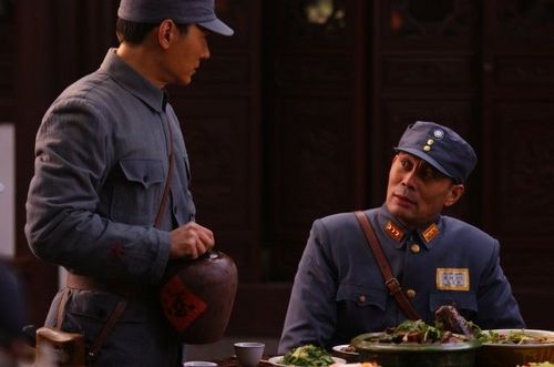 《等到勝利那一天》焦恩俊張光北拼酒。