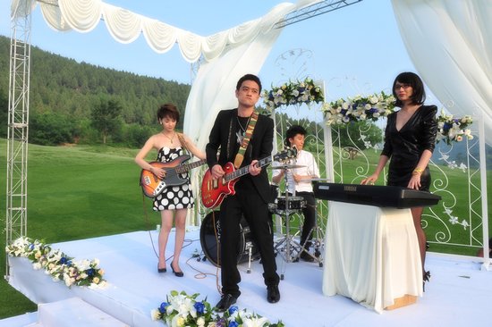 《戒煙不戒酒》莫小棋助興朱時茂婚禮 激情獻吻