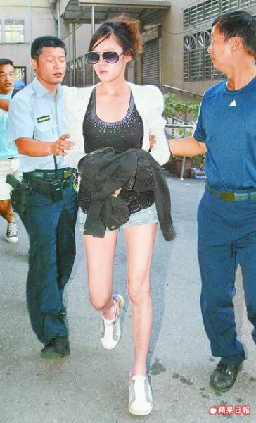 裴琳蠻橫襲警被帶上手銬，沒駕照酒駕撞公交車被捕