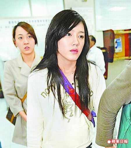 裴琳2007年被查獲吸大麻后，前往臺灣板橋地檢署應訊