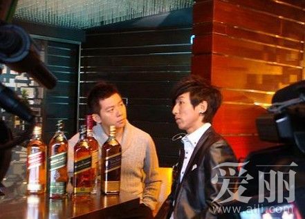 哥倆好喝酒都那么默契