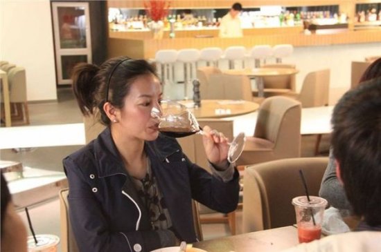 劉亦菲陪酒 眾女星喝酒出糗被揩油(圖)