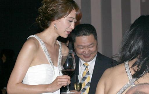 劉亦菲陪酒 眾女星喝酒出糗被揩油(圖)