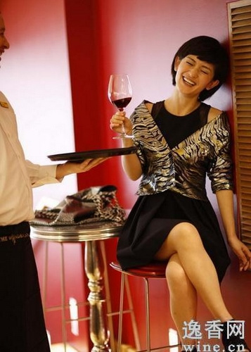謝娜模仿《葫蘆娃》蛇精曾與宋丹丹李靜品紅酒