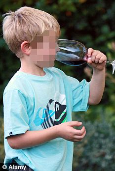 英國3歲最小“酒鬼”“酗酒”數月被送醫院戒酒