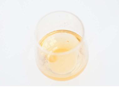 清澈的琥珀黃