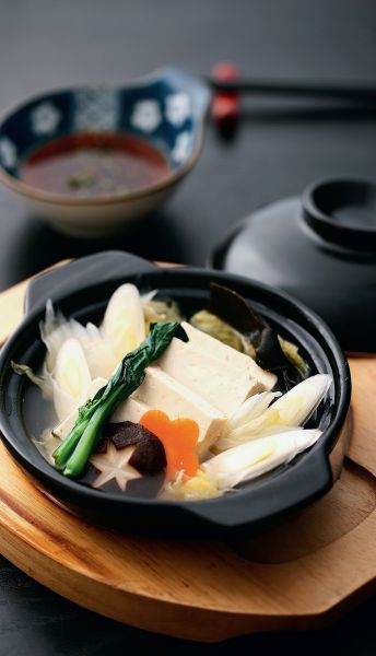 豆腐蔬菜煲的湯水不多，不會減弱酒的味道，是冬夜歸來暖人心的餐酒搭配。
