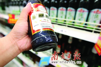 買(mǎi)啤酒時(shí)記得看酒瓶上的生產(chǎn)日期。李細(xì)華 攝
