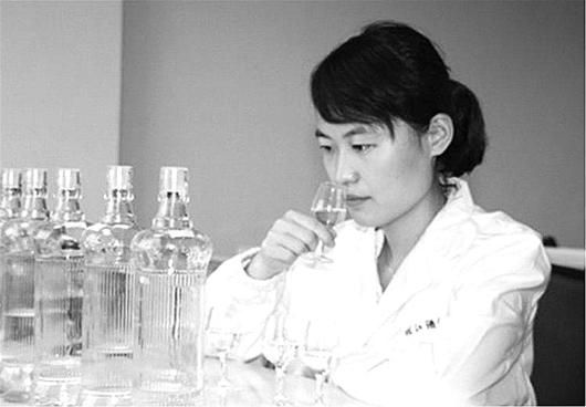 圖為：胡格唯一的一張?jiān)u酒照片