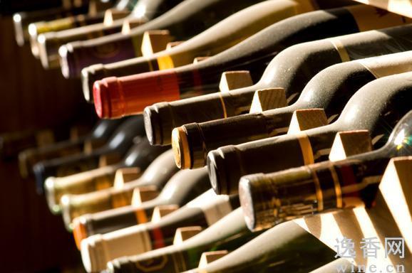 顯然2012年發行的2011年期酒，并沒有2009、2010年份期酒的火熱，歐美經濟衰退時最直接的原因，而且五大名莊之一的拉圖在今年宣稱明年會推出期酒市場，只銷售適合飲用的年份，對消費者更負責;雖然市場上一片反對的聲音，但是對于投資者或者消費者來說，都需要好好的思考。