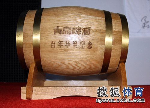 圖文：青島啤酒拍品一覽 百年紀(jì)念酒