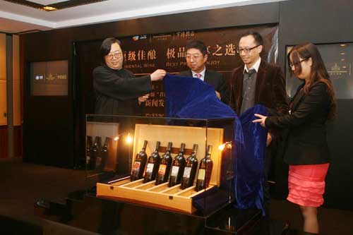 中糧集團中糧酒業副總經理王紅女士、中糧 君頂酒莊總裁陳云昌先生、《羅博報告》主編 瘦馬先生、《羅博報告》封面頂級藝術家葉放 先生共同啟動2009全球限量版“君頂-私享家”