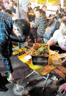 “反酒第一人”夜市“搶酒杯”