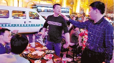 “反酒第一人”夜市“搶酒杯”