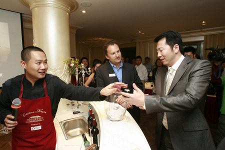 winenice奇云堡品酒會上奇云堡主亞納-席勒與酒美網董事長劉飛飛共同為嘉賓頒獎
