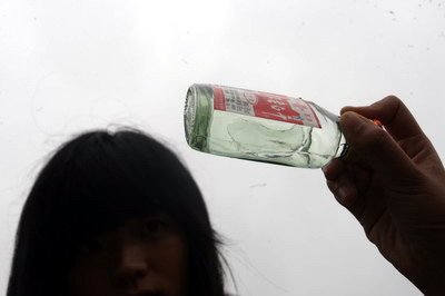 喝江津老白干 未開封酒底驚現(xiàn)玻璃塊(圖)