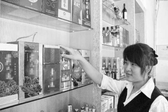 ↑市區(qū)一酒店內(nèi)，酒柜上擺滿了各種品牌的酒水。