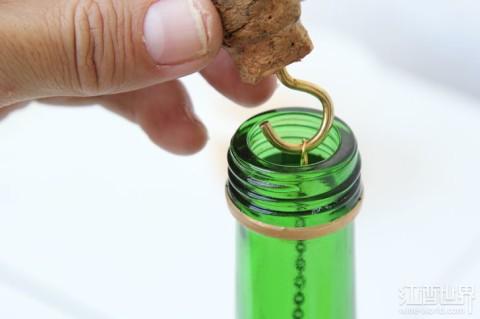 葡萄酒瓶變身精致的風鈴，送去新春祝福